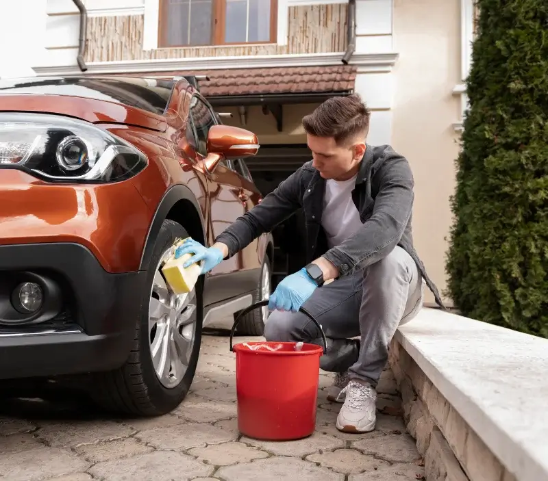 Lavage auto à domicile Villers-sur-le-Roule : professionnel intervenant sur un véhicule